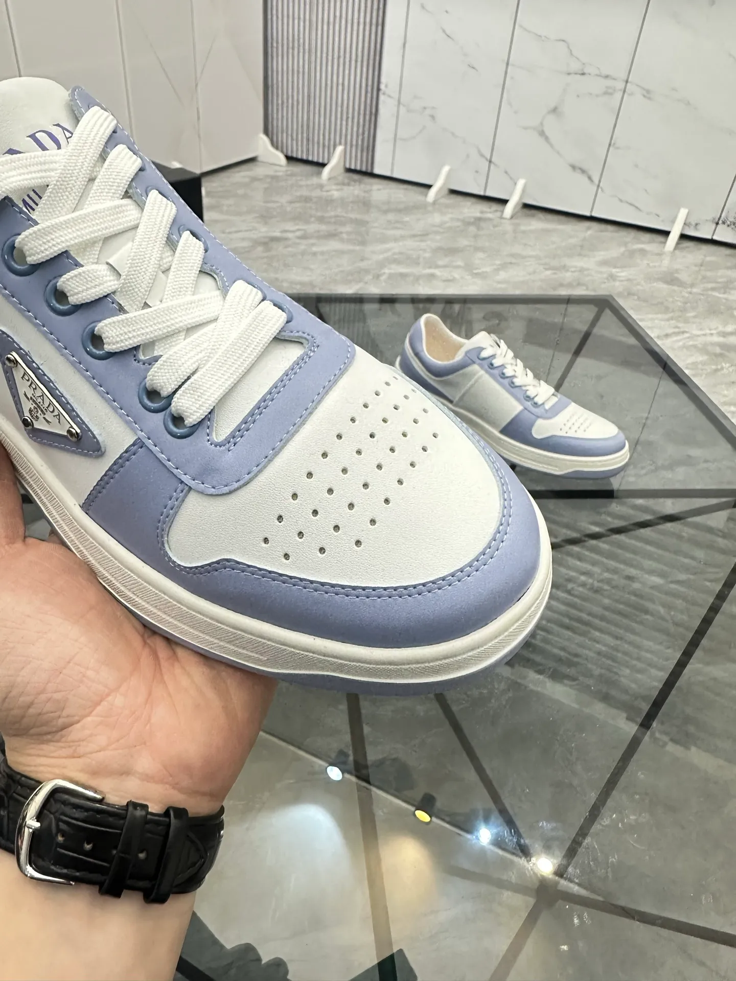 Men's shoes: 💰P400¥ Product trademark: Prada *"Prada*" low-top casual shoes Regular size: 38-44 (can be customized to 45) Product materials: imported cowhide upper, sheepskin lining, original outsole. Number: 020